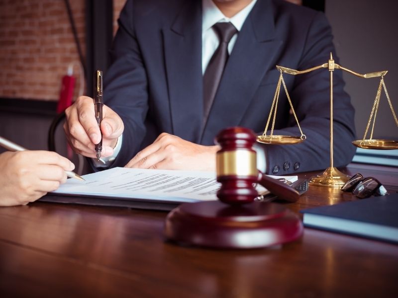 Stała obsługa prawna w firmie – dlaczego warto się na nią zdecydować?